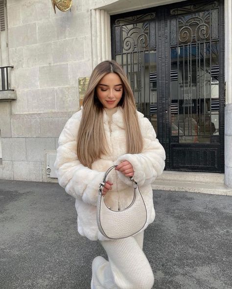 White Fluffy Jacket Outfit, Outfit Nieve, Fluffy Coat Outfit, Fuzzy Jacket Outfit, Fluffy Jacket Outfit, Snow Outfits For Women, Comfy Aesthetic, Outfit Aesthetics, Winter Ootd