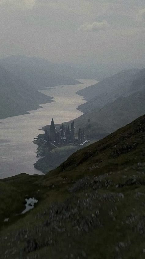 Harry Potter Lake Aesthetic, Harry Potter Wallpaper Subtle, Hogwarts Legacy Wallpaper Iphone, Subtle Harry Potter Wallpaper, Black Lake Harry Potter, Hogwarts Castle Wallpapers, Film Wallpaper Aesthetic, Hogwarts Castle Aesthetic, Harry Potter Landscape