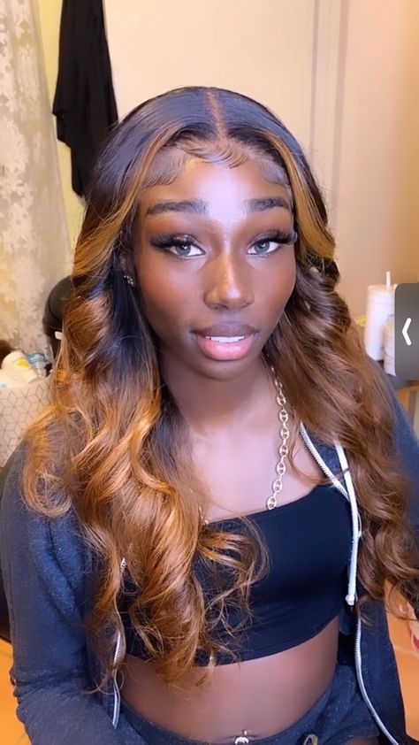 Black Wig With Brown Streaks, Honey Blonde Hair On Dark Skin Women, Dark Skin Girls With Colored Hair, Slayed Edges, Blond Wigs, Hair Color For Dark Skin, Girl Hair Colors, Honey Blonde Highlights, Birthday Hair