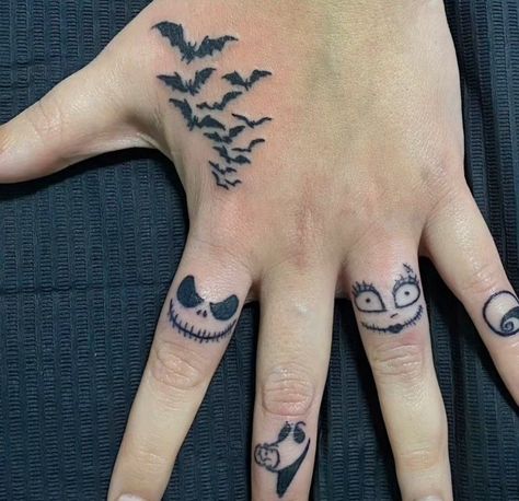 Tatuaje Harley Quinn, Real Tattoos, Nightmare Before Christmas Tattoo, Christmas Tattoo, Brides With Tattoos, Mommy Tattoos, Tattoo Parlor, Flash Tattoo Designs, Hand Tattoos For Women