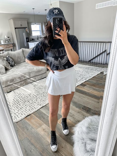 Golf Skirt Outfit Street Styles, White Skort Outfit Ideas, White Athletic Skirt Outfit, Tennis Skirt Outfit Summer Street Styles, Active Skirt Outfit, White Tennis Skirt Outfit Summer, Tennis Skort Outfit, White Skort Outfit, Athletic Skirt Outfit Casual