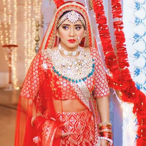 Shivangi Joshi Bridal Look, Naira Goenka, Easy People Drawings, Bridal Makeup Videos, Shivangi Joshi Instagram, Women's Day 8 March, Kartik And Naira, Latest Bridal Lehenga, Handmade Fabric Bags