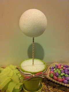 Diy Topiaries, Candy Topiary, Easter Topiary, Candy Centerpiece, Daycare Gifts, Easter Centerpieces Diy, Truffula Trees, Topiary Diy, Lolly Buffet