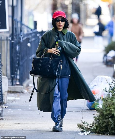 Zoe Kravitz 2023, Zoe Kravitz Aesthetic, Zoe Kravitz Instagram, Zoe Kravitz Style, Long Green Coat, Zoe Isabella Kravitz, Back To University, Zoë Kravitz, Green Trench Coat