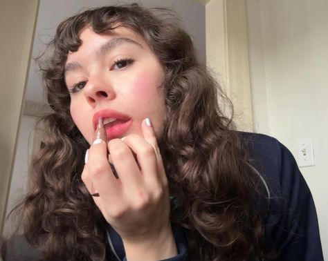 enya umanzor Micro Bangs, Enya Umanzor, Scissor Sisters, Baby Bangs, Bangs Curly, Curly Hair With Bangs, Hair Reference, Different Hairstyles, Best Friends Forever