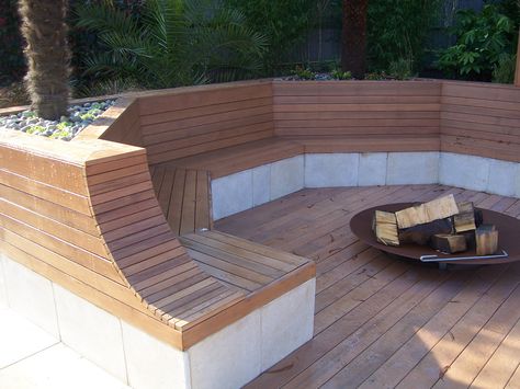 Small Garden Decking Ideas, Built In Garden Seating, Backyard Basketball Court, Outdoor Fire Pit Ideas, Backyard Basketball, Fire Pit Party, Small Fire Pit, Outdoor Fire Pit Designs, Fire Pit Ring