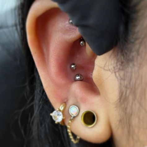 WHO NEEDS ONE WHEN YOU CAN HAVE TWO? 😍  DOUBLE CONCH PIERCING BY  @alexpokes   Soho, Union Square, and Williamsburg  11AM-9PM 7 DAYS A/W🕘 WALK-INZ OR BOOK ONLINE..📕 TATTOOS & PIERCINGS, NO ATTITUDE, NO MISERABLE HOOPS TO JUMP THROUGH....🚫 WALK-INZ WELCOME OR BOOK ONLINE AT ⚔️livebytheswordtattoo.com⚔️ . . . . #livebythesword #conchpiercing #conch #earcuration #williamsburg #brooklyn Double Conch Piercing, Double Conch, 3 Lobe Piercings, Stretched Septum, Williamsburg Brooklyn, Pin Up Tattoos, Lobe Piercing, Conch Piercing, Union Square