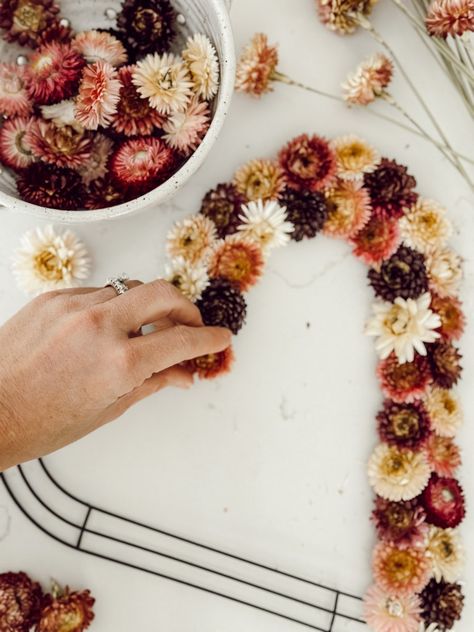 A step by step guide on how to DIY your own charming & rustic dried flower wreath with a variety of dried straw flowers and a wire heart wreath form. Straw Flower Wreath, Dried Wreath Diy, How To Make A Dried Flower Wreath, Cheap Wreaths Diy, Diy Dried Flower Wreath, Dried Flower Wreath Diy, Diy Dried Flowers Crafts, How To Make A Wreath Step By Step, Mini Wreaths Diy