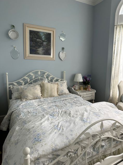 Calm And Cozy Bedroom, Vintage Costal Bedroom, Blue Cottagecore Room, Cottage Blue Bedroom, Coastal Grandmother Aesthetic Bedroom, Coastal Grand Daughter Aesthetic, Coastal Grandmother Bedroom, Beach Bedroom Ideas Coastal Style, Coastal Granddaughter Bedroom