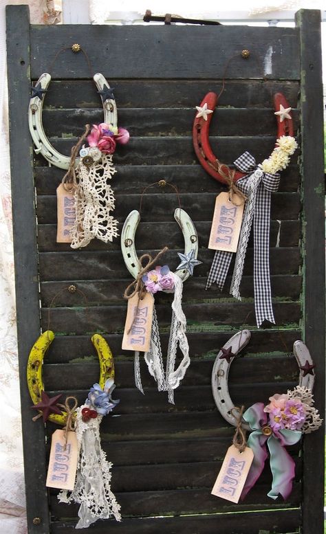 horseshoes upcycle | Lucky Horseshoe Rustic Primitive Upcycled ... | Amber's must do list. Horses Names, Horseshoe Ideas, Horseshoe Crafts Projects, Horseshoe Projects, Wedding Horseshoes, Deco Champetre, Rustic Farm Wedding, Western Crafts, Horseshoe Decor