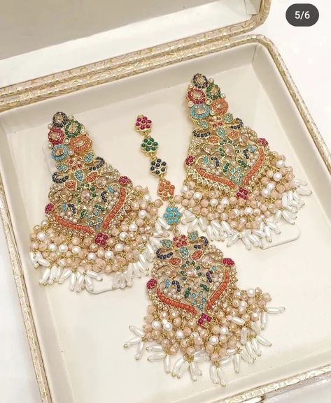 Mangtika And Earring Set, Pakistani Wedding Jewelry, Wedding Jewellery Designs, Pakistani Earrings, Bridal Jewelry Sets Brides, Promise Jewelry, Stones Earrings, Jewelry Pakistani, Indian Bridal Jewelry Sets