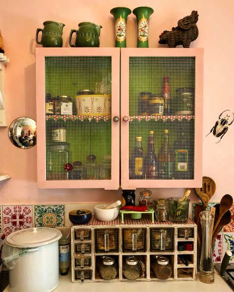 Coral And Green Kitchen, Green And Peach Kitchen, Pink And Green Kitchen Decor, Pink And Green Kitchen Ideas, Pink And Green House, Green Kitchen Vintage, Green Pink Kitchen, Pink And Green Interior, Pink Green Kitchen