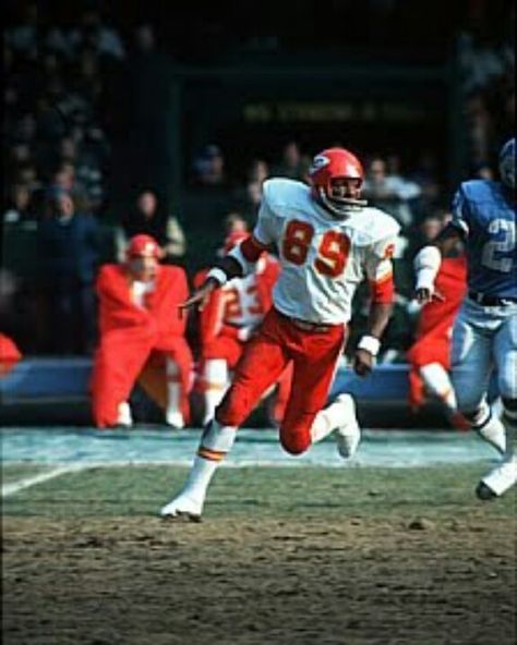 Otis Taylor Len Dawson, Nfl Football Art, American Football League, Nfl Football Players, Nfl Photos, Kansas City Chiefs Football, Chiefs Football, Sporting Kansas City, Sports Hero