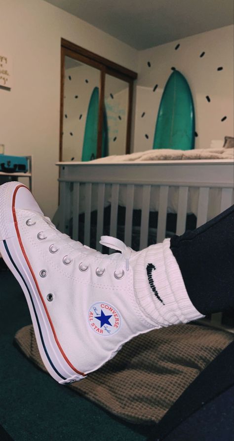 White Chuck Taylors Outfit, White Converse Aesthetic, Chuck Taylors Outfit, Nike Ankle Socks, Knee High Converse, Converse Girls, Converse Aesthetic, White Chuck Taylors, Vintage Socks