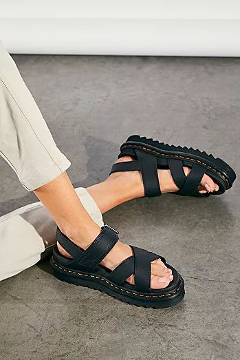 Dr Martens Voss Ii, Black Sandals Outfit, Doc Martens Sandals, Dr Martens Voss, Dr Martens Sandals, Edgy Boots, Chunky Black Sandals, Dr Martens Style, Martens Style