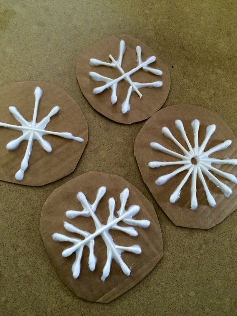 Snowflake Stamp, Winter Art Projects, Christmas Decorations Diy Outdoor, Winter Crafts For Kids, Q Tip, Easy Christmas Diy, Diy Christmas Decorations, Christmas Ornaments Homemade, Christmas Crafts Decorations