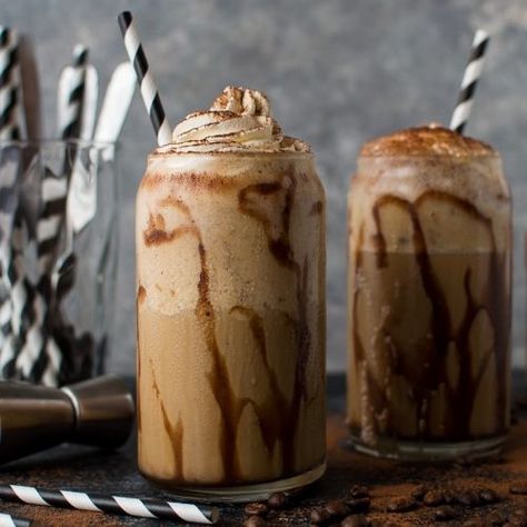 Boozy coffee milkshakes - creamy, decadent milkshakes made with coffee ice cream, espresso, Kahlua and Irish Cream. Coffee Milkshake Recipe, Boozy Milkshake, Coffee Milkshake, Coffee Shake, Mexican Coffee, Mexican Chocolate, Milkshake Recipes, Coffee Ice Cream, Cafe Latte