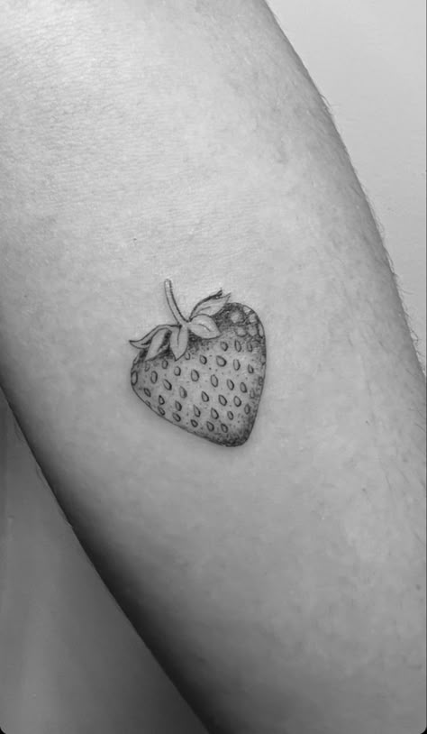 Fine Line Strawberry Tattoo, Strawberry Tattoo Black And White, Strawberry Tattoo Minimalist, Tattoo Strawberry, Vintage Flower Tattoo, Strawberry Tattoo, Turtle Tattoo Designs, Petit Tattoo, Lion Head Tattoos