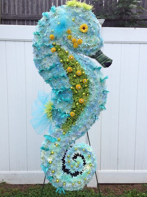 Seahorse Animal Wreaths, Animal Flower Arrangements, Florist Ideas, Noah's Arc, Twine Flowers, Flower Animals, Sympathy Flowers, Fresh Flowers Arrangements, Beach Art