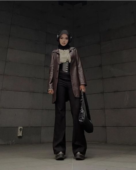 Hijabi outfit Rock And Roll Outfits Hijab, Goth Hijab Outfit, Rock And Roll Aesthetic Outfit, Maheen Khan, Aesthetic Outfits Hijab, Country Music Outfit, Teenage Party, Enhypen Concert, Outfit Ideas Hijab