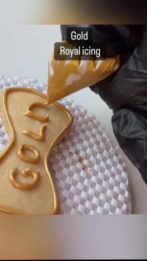 Gold royal icing Gold Royal Icing, Gold Cookies, Royal Iced Cookies, Cookie Craft, Sugar Cookie Icing, Cookie Business, Graduation Cookies, Sugar Cookie Designs, Fondant Icing