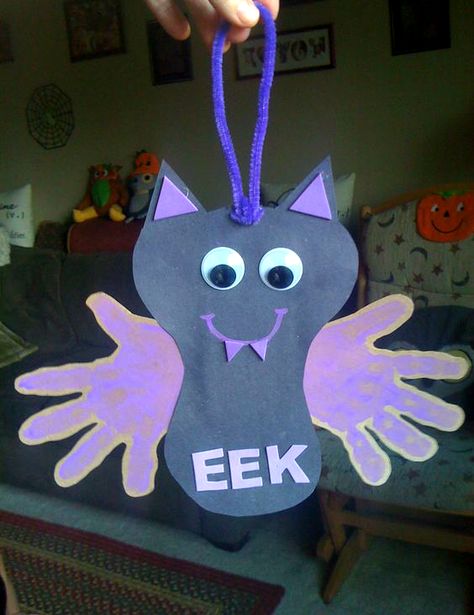 Hanging Handprint Bat Craft - So cute to make for Halloween! Fall Handprint Crafts, Bat Craft, Crafty Morning, Halloween Crafts For Toddlers, October Crafts, Halloween Arts And Crafts, Carte Halloween, Halloween Preschool, Easy Halloween Crafts