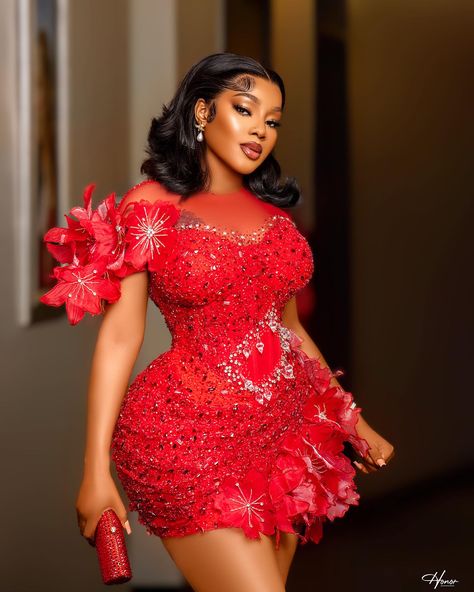 Who is ready to find out what the latest Aso Ebi styles 2024 for ladies look like? What colors and cuts are in trend for these stunning style? How to replicate these chic outfits for a special occasion? If you are, then follow my advice!! Visit our page for more styles. Party Dress Black Women, Prom Dress African, Floral Formal Dress, Mini Prom Dress, Dress Black Women, African Luxury, Party Dress Black, Dress African, Asoebi Styles