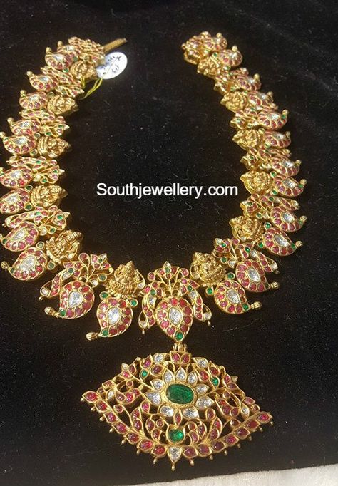 Antique Gold Lakshmi Mango Mala, kundan mango haram, mango mala designs latest models Mango Haram Designs With Grams, Mango Haram Designs, Mango Mala Designs, Indian Brides Jewelry, Mango Haram, Mango Mala, Antique Jewelry Victorian, Mango Necklace, Haram Designs