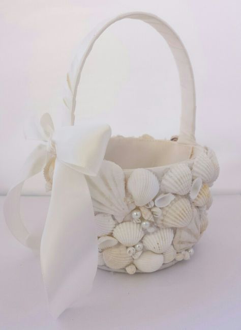 Beach Flower Girl Basket, Beach Wedding Souvenirs Ideas, Beach Ring Bearer, Shell Ring Bearer, Beach Marriage, Beach Wedding Flower Girl, Beach Flower Girl, Nautical Craft, Beach Flower Girls