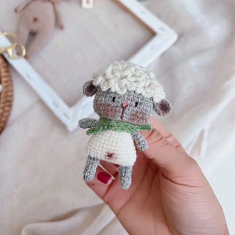 Crochet Family, Graphic Crochet, Lamb Crochet, Brooch Accessories, Sheep Crochet, Stitch Head, Start Crocheting, Crochet Sheep, Accessories Crochet