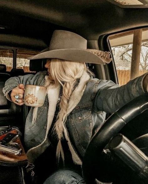 Foto Cowgirl, Western Photoshoot, Western Photo, Country Style Outfits, Western Wear Outfits, Looks Country, Rodeo Life, Cowgirl Aesthetic, Estilo Country