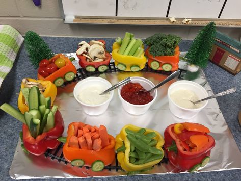 Adorable idea for serving vegetables to kids! A Vegetable Train made with green, yellow, orange and red peppers as the containers. So cute! Fun food party idea for sure. Vegetable Platter, Kids Party Food, Fruit Cups, Veggie Tray, Shower Food, Snacks Für Party, Baby Shower Food, Model Train, Food Humor