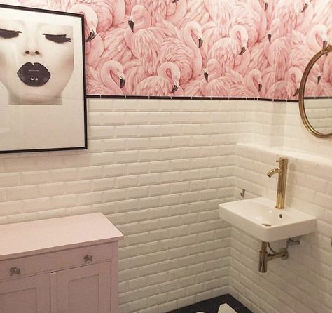 Flamingo bathroom decoration ideas Flamingo Bathroom Ideas, Flamingo Toilet, Flamingo Bathroom Decor, Flamingo Inspiration, Pink Powder Room, Flamingo Bathroom, Toilet Decor, Small Toilet Room, New House Bathroom