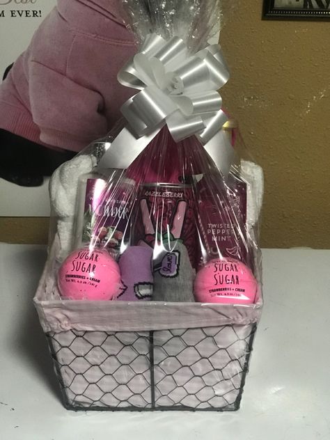 Bath And Body Works Gift Ideas, Bath And Body Works Basket, Kid Birthday Outfits, Gifts Baskets, Valentine's Day Gift Baskets, Birthday Basket, Bridesmaid Duties, Bath And Body Work, Birthday Gift Baskets