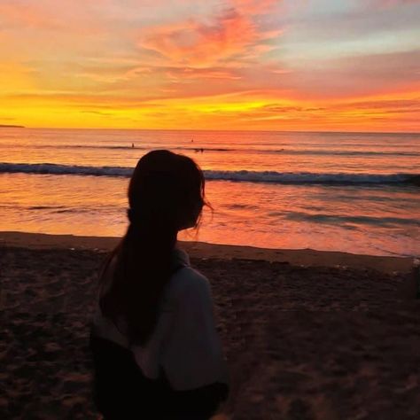 Lowkey Girl, Sunset Girl Aesthetic, Sunset Pfp, Sunset Gif, Sunset Girl, Beach Instagram Pictures, Blur Photography, Sassy Wallpaper, Story Ideas Pictures