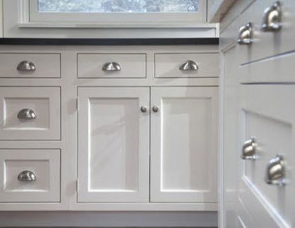 Shaker cabinets with bin pulls White Kitchen Cabinet Handles, Cabinet Hardware Placement, Kitchen With White Cabinets, Kitchen Cups, Kitchen Knobs, Kitchen Cabinet Pulls, Kitchen Cabinet Hardware, Shaker Cabinets, Cupboard Handles