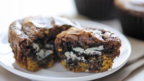 A chocolate sandwich cookie snuggled between a chocolate-chip cookie and a brownie. Yes...it's for real! Oreo Brownie, Cookie Sandwich, Cake Mug, Brownie Cupcakes, Oreo Brownies, Chocolate Sandwich, Chocolate Sandwich Cookies, S'mores, Brownie Mix