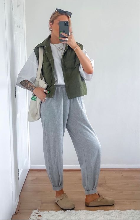 Birkenstock Clog Outfit, Birkenstock Clogs Outfit, Clog Outfit, Clogs Outfits, High Waisted Sweatpants, Birkenstock Clogs, Birkenstock Outfit, Clogs Outfit, Estilo Indie