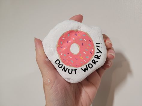 Donut Rock Painting, Donut Painted Rock, Art Easy Painting, Rock Art Painting, Donut Design, Donut Worry, Pink Donut, Rock Painting Tutorial, Diy Rock Art