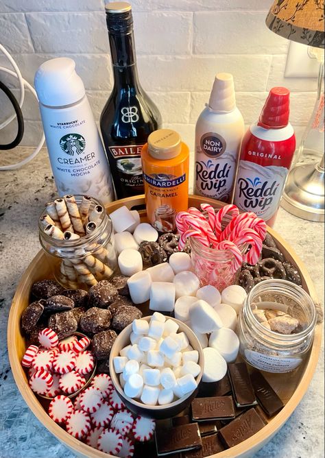 Hot Chocolate Platter, Hot Food Charcuterie Board Ideas, Birthday Hot Cocoa Bar, Cute Hot Cocoa Bar, Hot Chocolate Recipes Christmas, Hot Coco Board Ideas, Hot Chocolate Boards, Hot Cocoa Bar For Christmas, Christmas Hot Cocoa Charcuterie Board