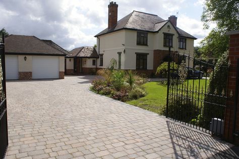 Side Driveway Ideas, Printed Concrete Driveway, Concrete Print Driveways, Cotswold Chippings Driveway, Resin Driveways Uk, In Out Driveway Uk, Cobble Stone Drive Way, Cobblestone Stamped Concrete Driveway, Printed Concrete