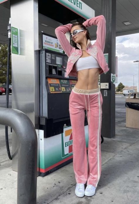 ☆@suedebrooks on insta☆ Suede Brooks, La Life, Sweatpants Outfit, Joggers Outfit, 2000s Fashion Outfits, Baggy Pants, Mode Inspo, 2000s Fashion, Mode Vintage