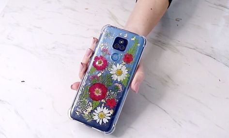 Pressed Flower Phone Case, Pressed Flowers Diy, Flower Places, Dried And Pressed Flowers, Modge Podge, Cases Diy, Floral Phone Case, Flower Gifts, Flower Phone Case