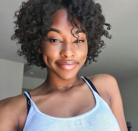 Pinterest : @ Rahkise Face Perspective, Black Chicks, Baddie Outfit, Instagram Hairstyles, Dark Skin Beauty, American Woman, Dark Skin Women, Grunge Hair, 인물 사진