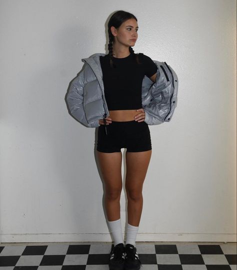 Mini Shorts Outfit, Bella Hadid Outfits, Summer Shorts Outfits, Shorts Outfit, Outfits Verano, Cute Everyday Outfits, Cute Simple Outfits, Mini Shorts, Basic Outfits