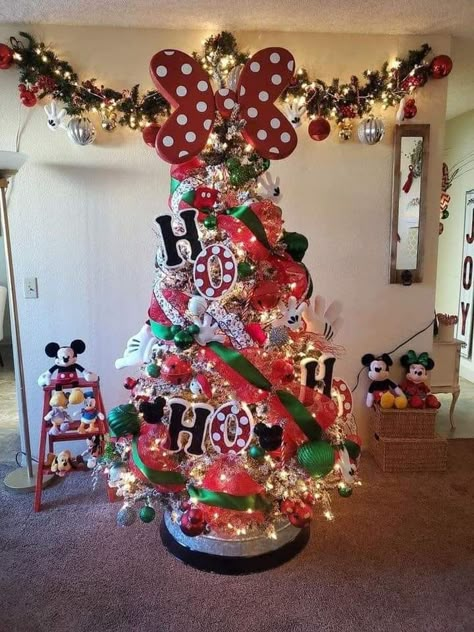 Minnie Mouse Christmas Tree Topper, Christmas Tree Mickey Mouse, Mickey Mouse Christmas Tree Ideas, Disney Themed Christmas Trees, Mickey And Minnie Christmas Tree, Disney Christmas Tree Ideas, Disney Christmas Tree Theme, Disney Tree Topper, Minnie Mouse Christmas Tree