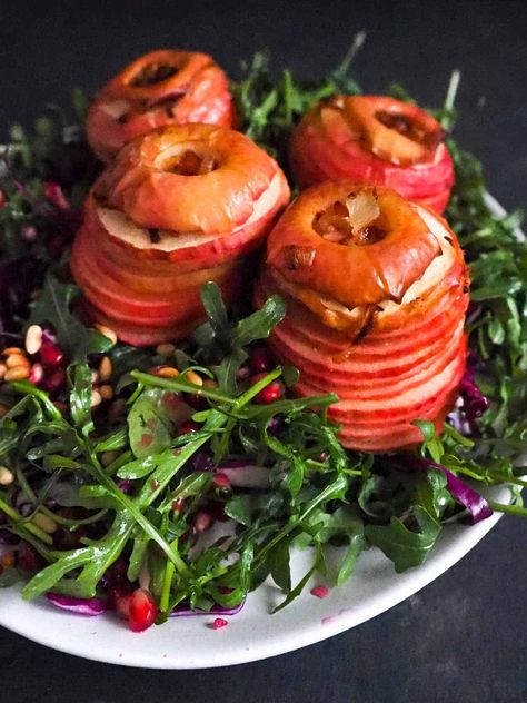 Combine the sweet and salty whole baked apple stuffed with bacon and shallots with the peppery notes of arugula leaves and red cabbage. Transform an otherwise simple salad with a bit of imagination and fun! Grilled Broccolini, Fancy Salads, Zucchini Side Dishes, Winter Salad Recipes, Korean Side Dishes, Classic Salad, Cabbage And Bacon, Simple Salad, Vegan Bacon