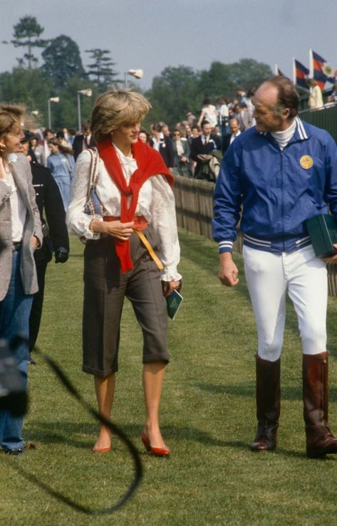 Princess Diana's Fashion Moments - 153 Best Outfits and Style Iconic Princess Diana, Spencer Family, Princess Diana Fashion, Catherine Walker, Princess Diana Pictures, Baby Prince, Best Casual Outfits, Diana Fashion, Sarah Ferguson