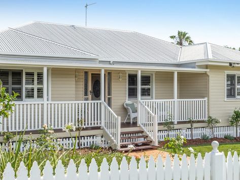 Queenslander Cottage, Cottage Balcony, Weatherboard Exterior, Hamptons House Exterior, White Farmhouse Exterior, Queenslander House, Weatherboard House, Farmhouse Exterior Design, Front Facade