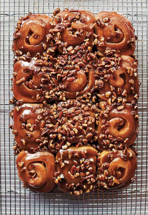 Schnecken | Pecan Cinnamon Buns Recipe | Leite's Culinaria Sugared Pecans, Molten Chocolate, Sticky Buns, Christmas Brunch, Christmas Breakfast, Cinnamon Buns, Plastic Wrap, Brunch Recipes, Cinnamon Rolls